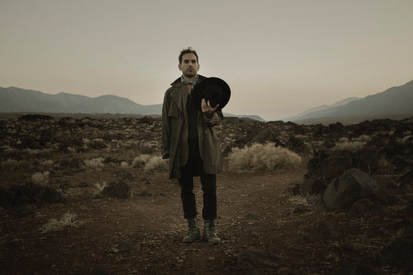 Glide Magazine Premieres New Single from R. Finn